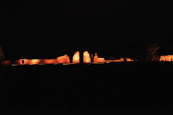 Ruínas da missão de San Ignacio Mini iluminadas, durante show de luzes e sons, na Argentina